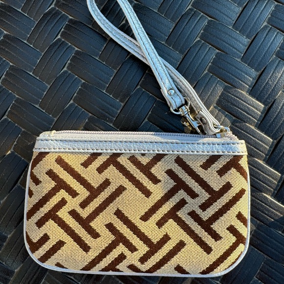 Tignanello Wristlet Tan Brown Zipper Zipper 6inches - Picture 3 of 5